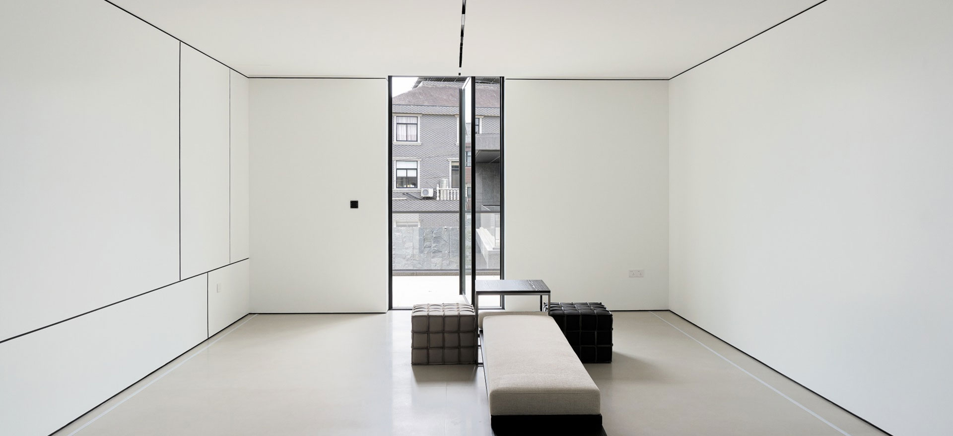 SLEEK146 series narrow side off axis door