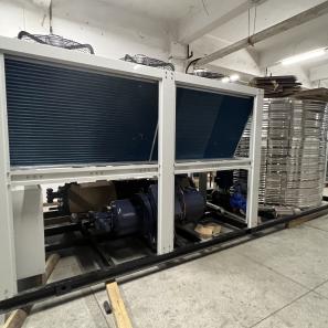 Air-cooled screw chiller